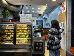 A picture of Jiao Tang Feng, a underrated skewers shop in Shilllin Night Market
